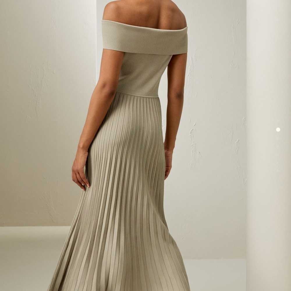 Off-Shoulder Pleated Maxi Dress in olive green - Picture 2 of 13